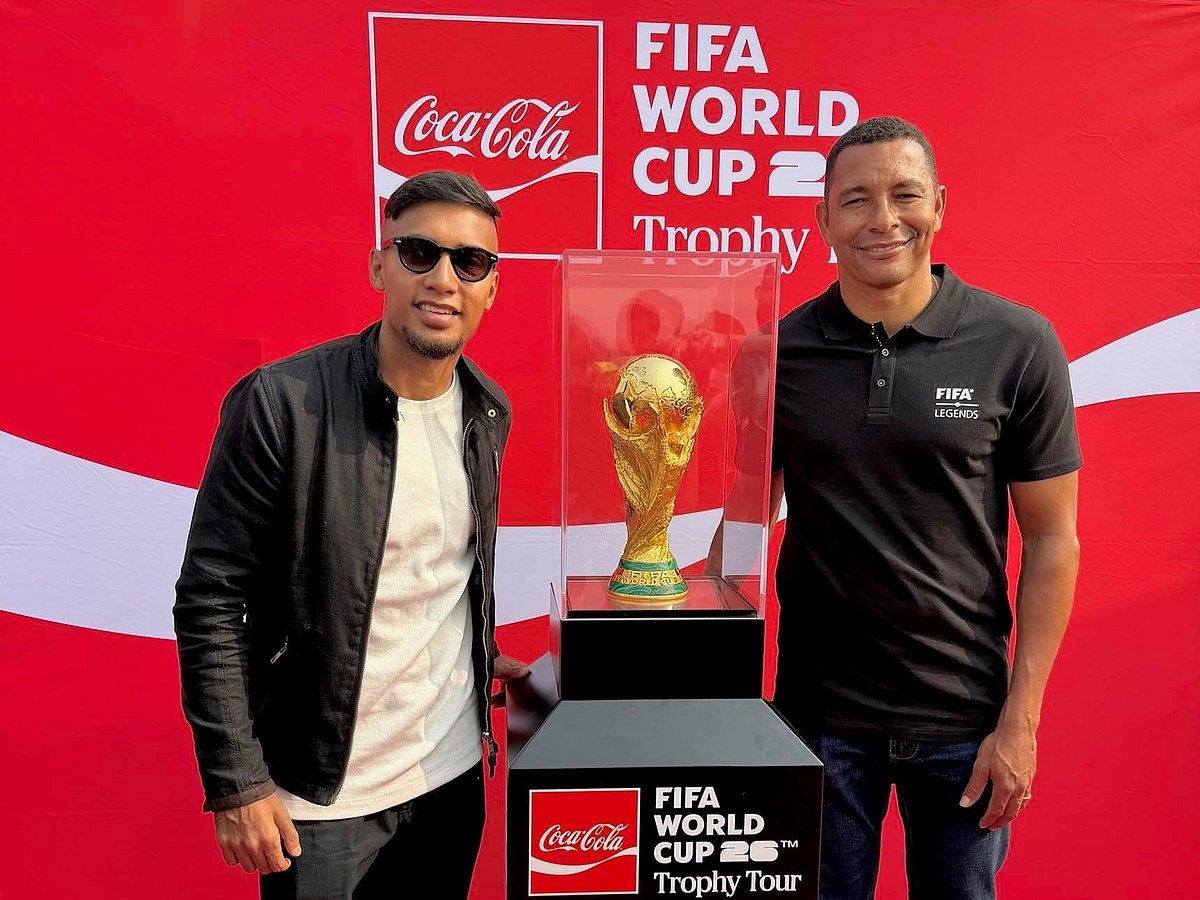 বিশ্বকাপ ট্রফির পাশে জামাল ভূঁইয়া। ট্রফির ওপাশে ব্রাজিলের বিশ্বকাপজয়ী সাবেক ডিফেন্সিভ মিডফিল্ডার গিলবার্তো সিলভা।