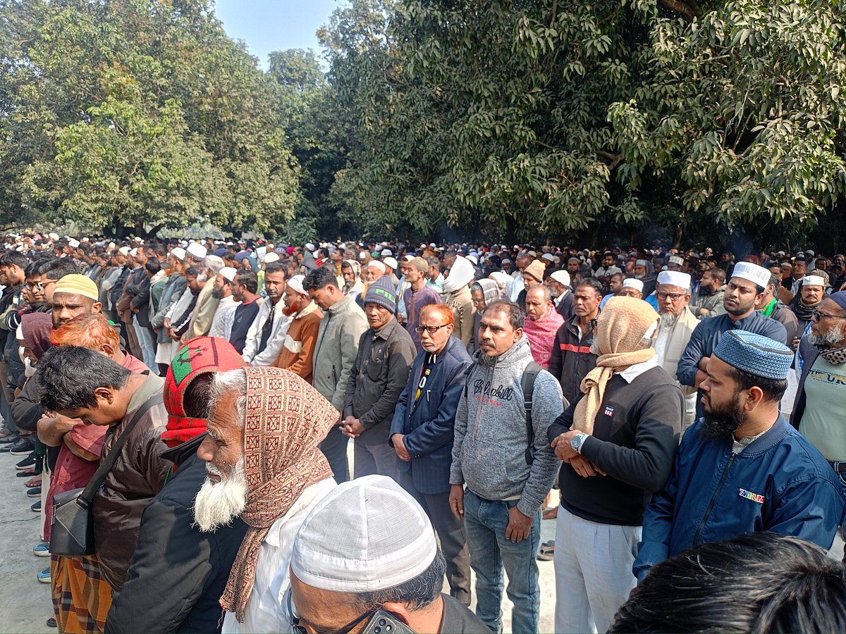 বিএনপি নেতা শামসুজ্জামানের জানাজায় হাজারো মানুষ অংশ নেন। বুধবার বেলা ১১টায় জীবননগর পৌর ঈদগাহ ময়দানে