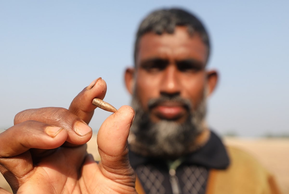 মিয়ানমারের সশস্ত্রগোষ্ঠীর ছোড়া গুলি টেকনাফের টেকনাফ হোয়াইক্যাং লম্বাবিল তেচ্ছাব্রিজ এলাকার বাসিন্দা আবু তাহের ঘরে এসে পড়ে। গতকাল বিকেলে
