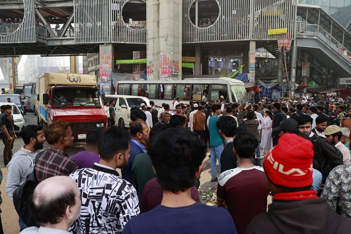 রাজধানীর ফার্মগেট এলাকায় সড়ক অবরোধ করেছেন তেজগাঁও কলেজের শিক্ষার্থীরা