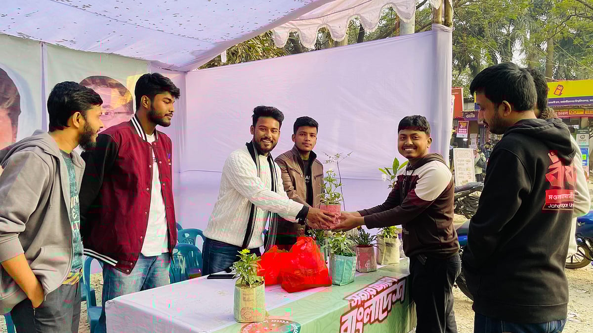 ১০টি প্লাস্টিকের বোতল কিংবা প্লাস্টিক জাতীয় বর্জ্যের বিনিময়ে শিক্ষার্থীদের হাতে তুলে দেওয়া হয়েছে তিন শ চারাগাছ