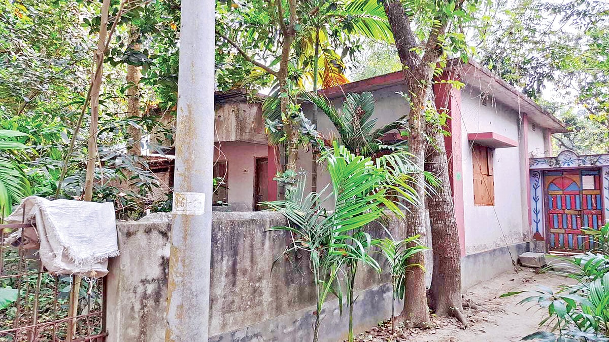 ঋণের কারণে আত্মগোপনে থাকা ব্যবসায়ী মাইনুল ইসলামের বাড়ি। সম্প্রতি রাজশাহীর চারঘাট উপজেলার মুংলী গ্রামে