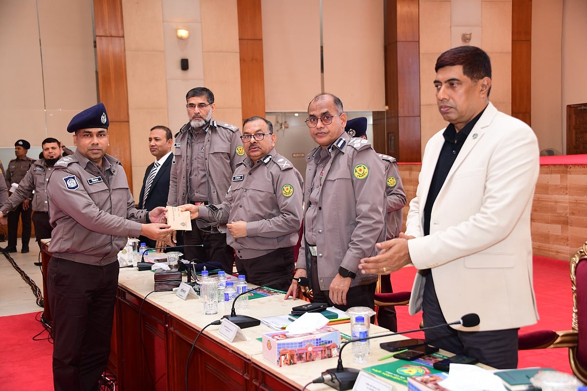 গত বছরের ডিসেম্বরে অপরাধ নিয়ন্ত্রণে ডিএমপির অপরাধ বিভাগের মধ্যে শ্রেষ্ঠ হয়েছে তেজগাঁও বিভাগ। পুরস্কার নিচ্ছেন তেজগাঁও বিভাগের উপকমিশনার মো. ইবনে মিজান