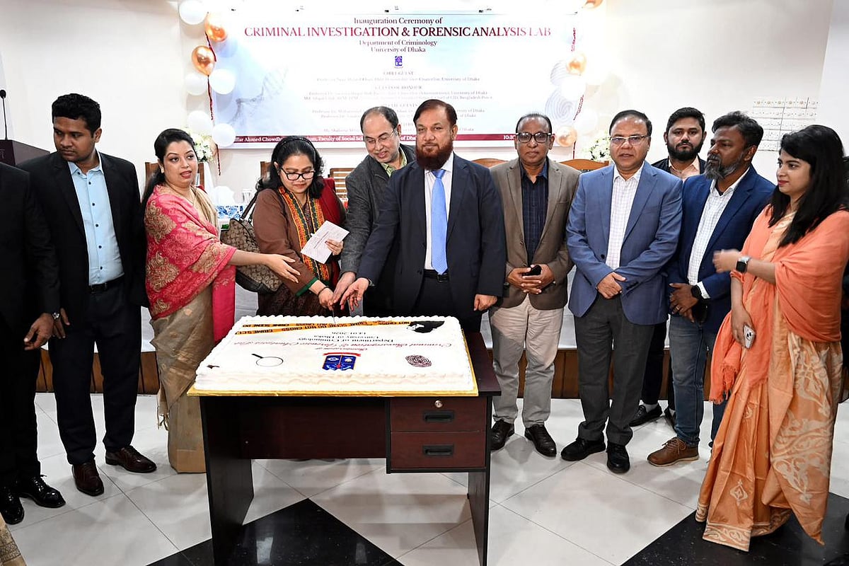 ঢাকা বিশ্ববিদ্যালয়ের অপরাধবিজ্ঞান বিভাগে ‘ক্রাইম ইনভেস্টিগেশন অ্যান্ড ফরেনসিক অ্যানালাইসিস ল্যাব’ উদ্বোধন উপলক্ষে কেক কাটছেন সহ–উপাচার্য (প্রশাসন) অধ্যাপক সায়মা হক বিদিশা ও সিআইডি প্রধান মো. ছিবগাতউল্ল্যাহ
