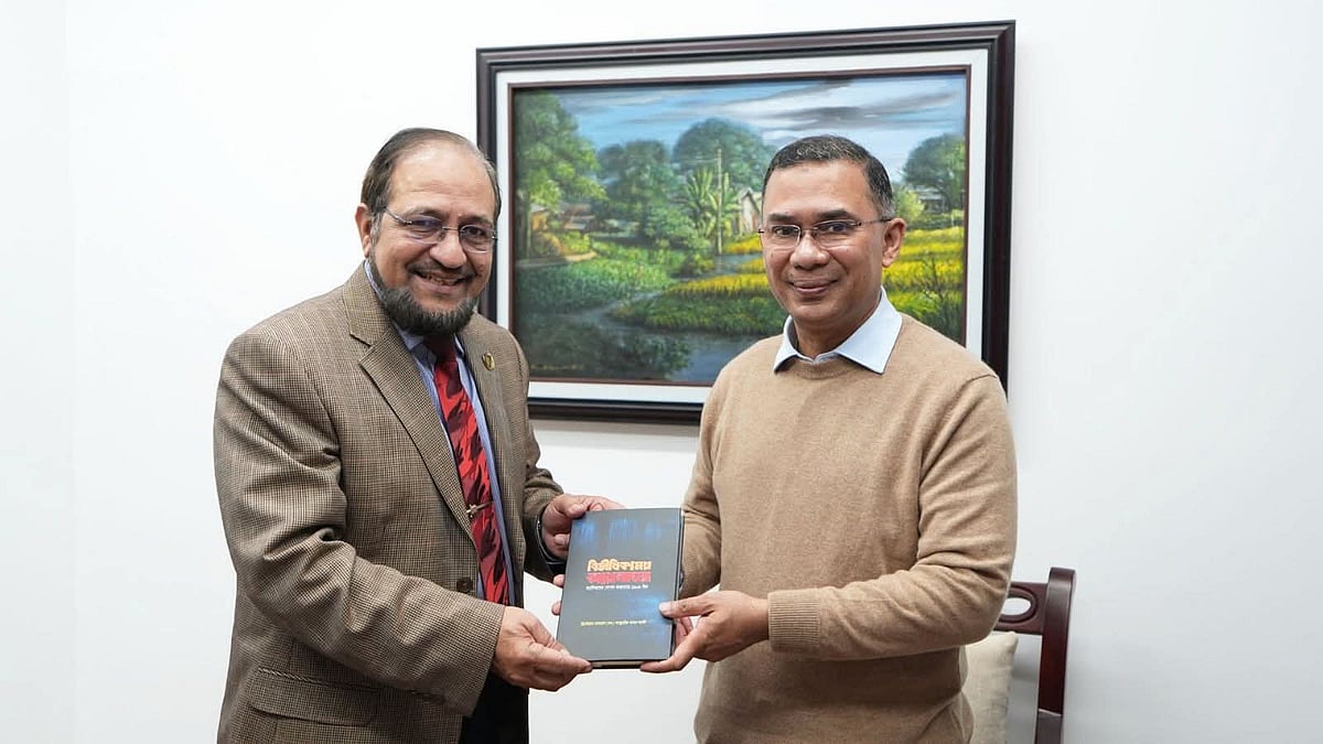 বিএনপির চেয়ারম্যান তারেক রহমানের হাতে নিজের লেখা একটি বই তুলে দেন ব্রিগেডিয়ার জেনারেল (অব.) আবদুল্লাহিল আমান আযমী