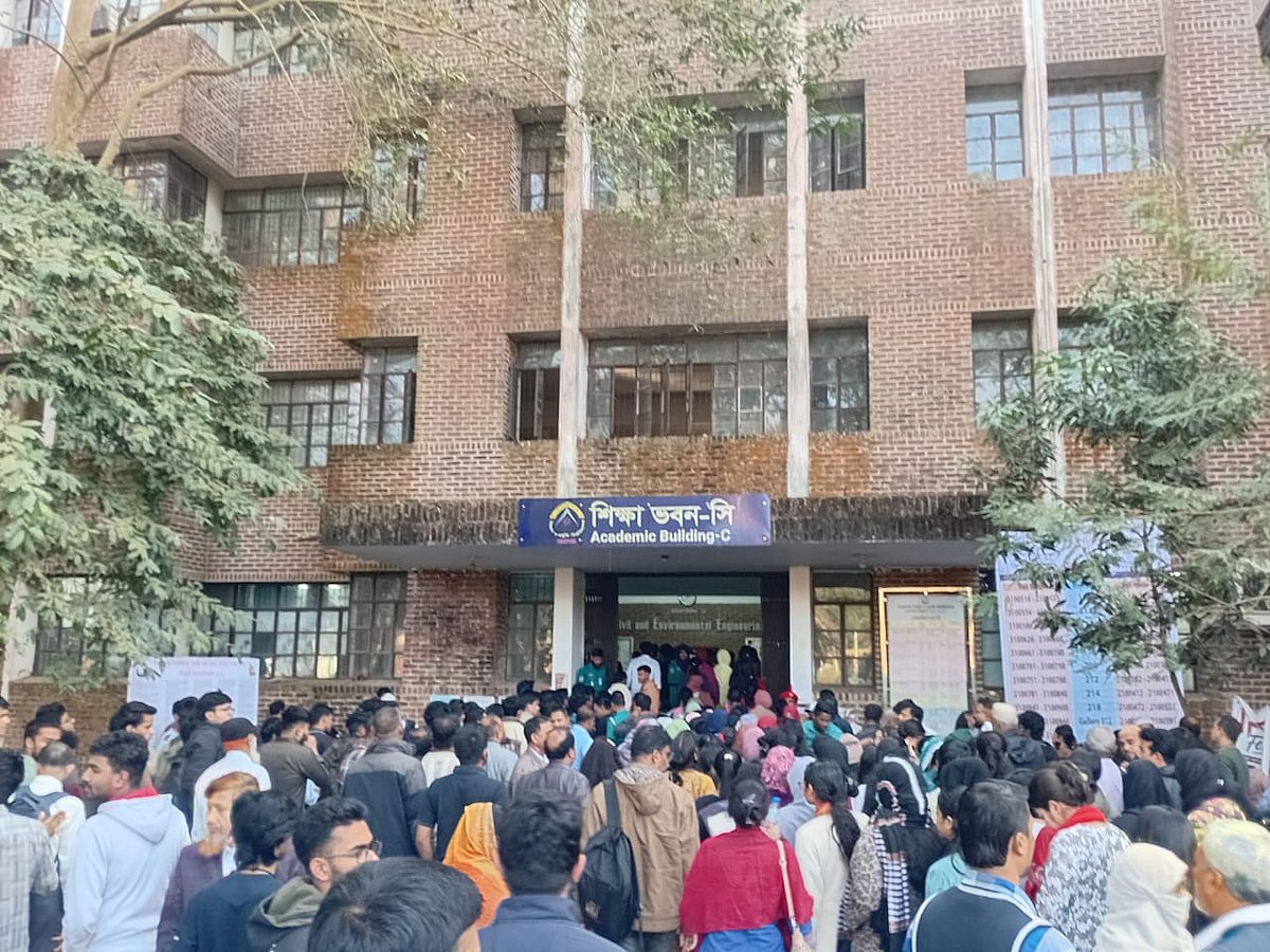 শাহজালাল বিজ্ঞান ও প্রযুক্তি বিশ্ববিদ্যালয়ের স্নাতক প্রথম বর্ষ প্রথম সেমিস্টারের এ ইউনিটের ভর্তি পরীক্ষায় অংশ নেন ভর্তি-ইচ্ছুক শিক্ষার্থীরা। গতকাল দুপুরে ক্যাম্পাসে তোলা
