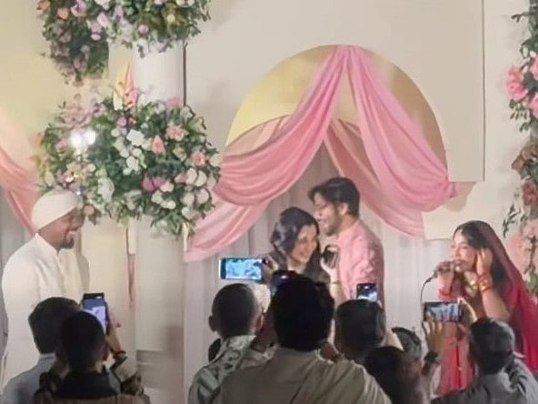 বিয়ের আসরে ‘লিচুর বাগানে’ গাইলেন জেফার ও প্রীতম, মঞ্চে বর রাফসান সাবাবও ছিলেন। নাচলেন সাবিলা নূর