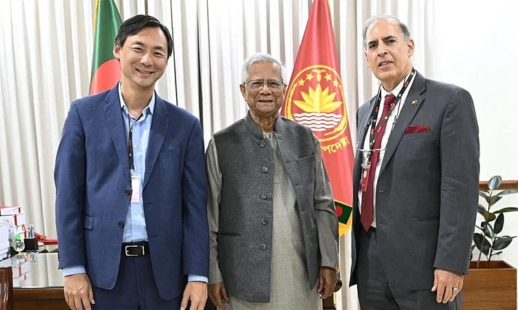 প্রধান উপদেষ্টা অধ্যাপক মুহাম্মদ ইউনূসের সঙ্গে সাবেক মার্কিন ভারপ্রাপ্ত আন্ডার সেক্রেটারি অ্যালবার্ট গম্বিস ও অ্যাম্বাসেডর-অ্যাট-লার্জ মোর্স ট্যান। গতকাল মঙ্গলবার রাষ্ট্রীয় অতিথি ভবন যমুনায়