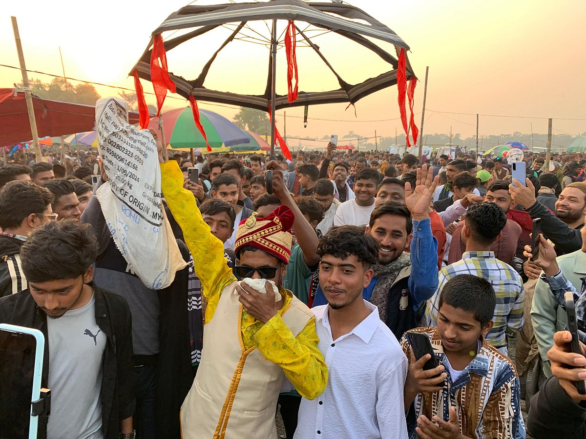 গাজীপুরের কালীগঞ্জে শতবর্ষী জামাই ও মাছের মেলায় উৎসবের আমেজ। বর্ণিল সাজে জামাই সেজে মেলায় হাজির হয়ে দর্শনার্থীদের দৃষ্টি কাড়লেন এক যুবক। বুধবার বিকেলে