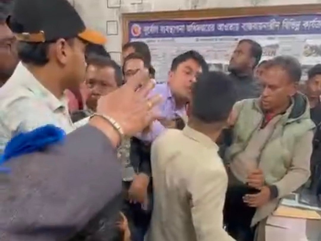 সিলেটের জকিগঞ্জে এক ভারপ্রাপ্ত ইউপি চেয়ারম্যানকে পুলিশের কাছে সোপর্দ করার ঘটনায় গতকাল বুধবার রাতে সমন্বয়ক পরিচয় দেওয়া যুবকদের সঙ্গে স্থানীয় লোকজনের বাগ্‌বিতণ্ডা হয়