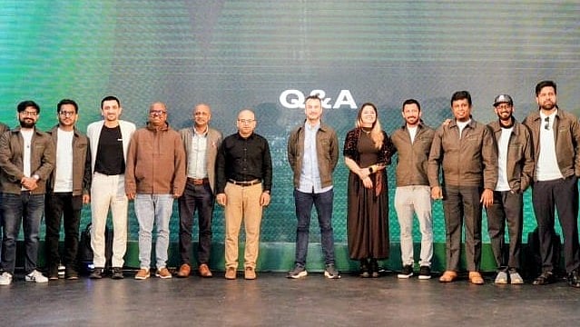 বাংলাদেশে হোস্টিং ডটকমের ব্যবসায়িক কার্যক্রমের উদ্বোধন করছেন প্রধান উপদেষ্টার ডাক, টেলিযোগাযোগ ও তথ্যপ্রযুক্তিবিষয়ক বিশেষ সহকারী ফয়েজ আহমদ তৈয়্যব (মাঝে)