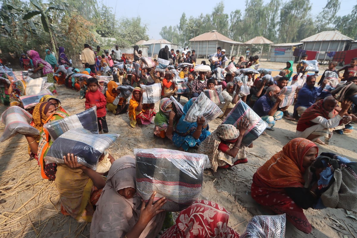 প্রথম আলো ট্রাস্টের উদ্যোগে ২৫০ শীতার্ত মানুষের মধ্যে কম্বল বিতরণ করা হয়। আজ বৃহস্পতিবার দুপুরে লালমনিরহাটের খুনিয়াগাছ ইউনিয়নের হরিণ চওড়া মাঝের চরে