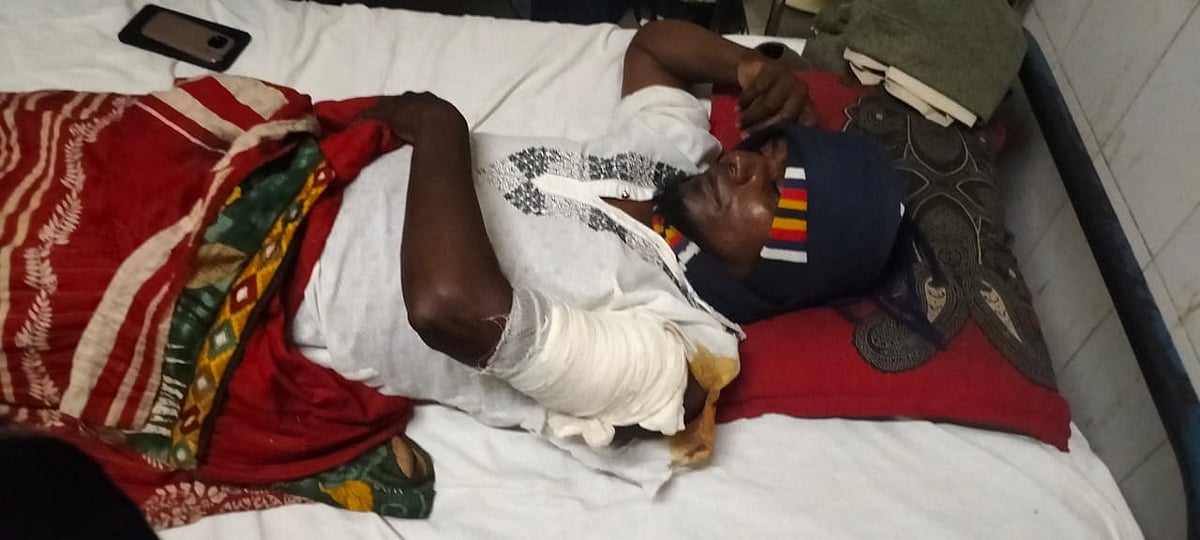 ফরিদপুর মেডিক্যাল কলেজ হাসপাতালে চিকিৎসাধীন জামায়াত নেতা আলমগীর শেখ। গতকাল বুধবার দিবাগত রাতে