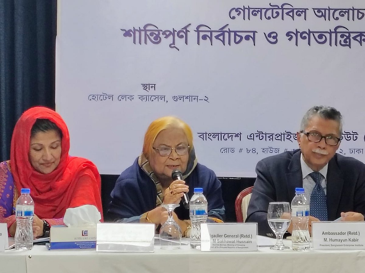 ‘শান্তিপূর্ণ নির্বাচন ও গণতান্ত্রিক ভবিষ্যৎ গঠন’ শীর্ষক গোলটেবিল আলোচনায় বক্তব্য দেন বিএনপির স্থায়ী কমিটির সদস্য সেলিমা রহমান