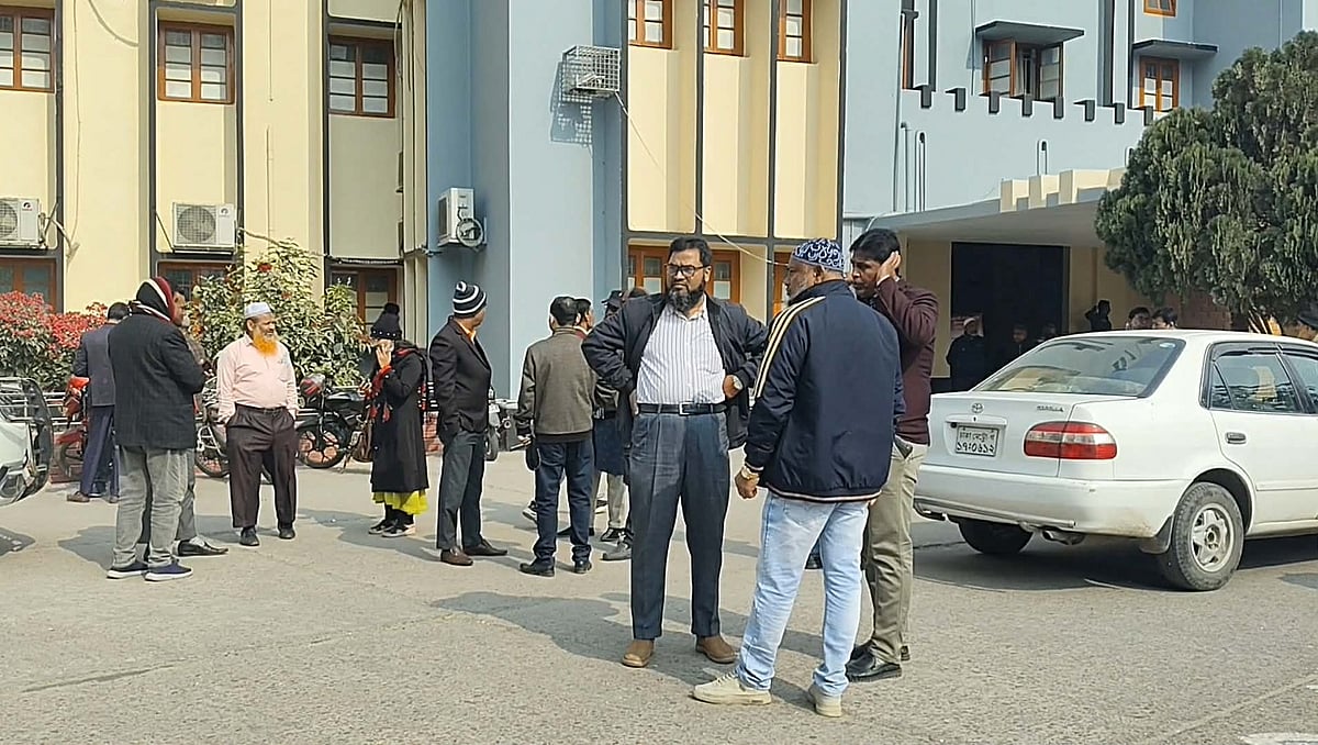 নিরাপদ কর্মস্থলের দাবিতে কর্মবিরতি পালন করেন বিশ্ববিদ্যালয়ের কর্মকর্তারা। আজ বৃহস্পতিবার বেলা সাড়ে ১১টার দিকে রাজশাহী বিশ্ববিদ্যালয়ের প্রশাসন ভবনের সামনে