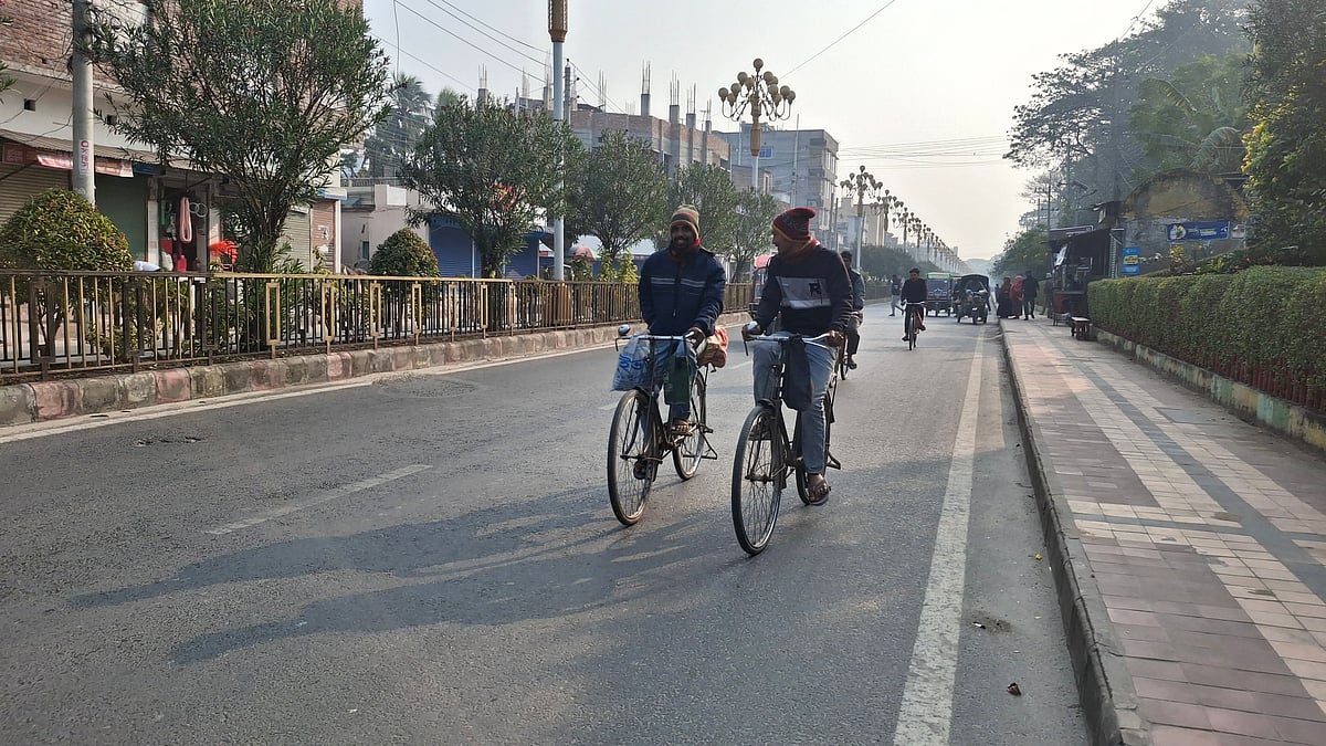 রাজশাহীতে গত দুই দিনের তুলনায় তাপমাত্রা কমেছে। আজ বৃহস্পতিবার সর্বনিম্ন তাপমাত্রা রেকর্ড করা হয়েছে ১০ দশমিক ৬ ডিগ্রি সেলসিয়াস। সকালে নগরের পঞ্চবটী এলাকায় শীতের পোশাক পরে যাচ্ছেন দুজন