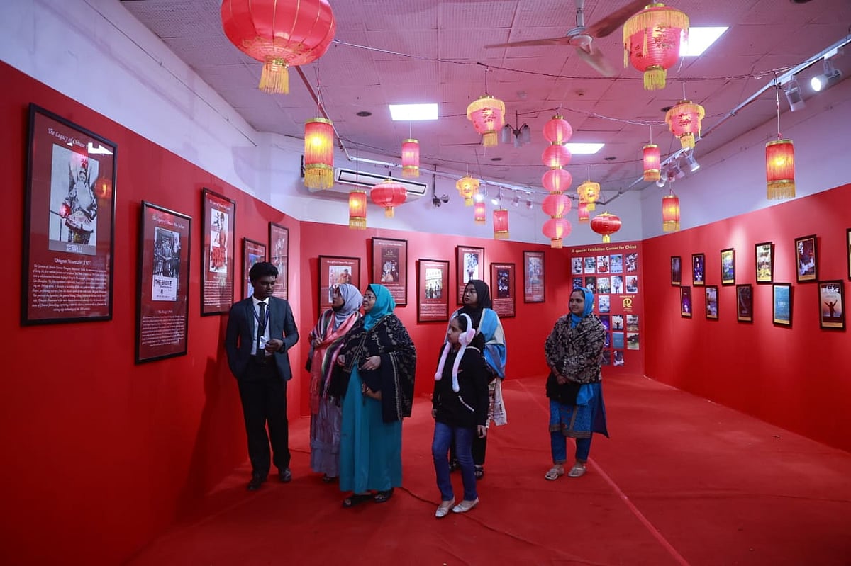 পাঁচটার শো দেখার জন্য মিলনায়তনের বাইরে ও ভেতরে তখন মোটামুটি ভিড়। দর্শক আগের চেয়েও বেশি। এ দলে নারী-পুরুষ–শিশু সবাই আছে