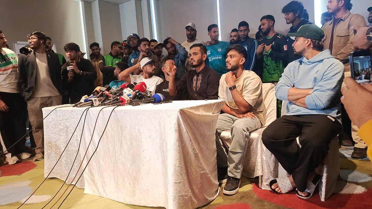 বনানীতে সংবাদ সম্মেলনে ক্রিকেটাররা