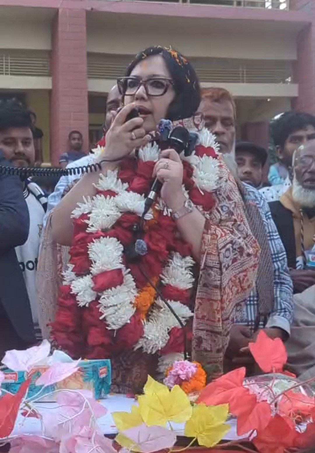 উঠান বৈঠকে কথা বলেন ব্রাহ্মণবাড়িয়া–২ আসনের স্বতন্ত্র প্রার্থী রুমিন ফারহানা। আজ বৃহস্পতিবার বিকেলে সরাইল উপজেলা সদরের আলীনগর সরকারি প্রাথমিক বিদ্যালয় মাঠে