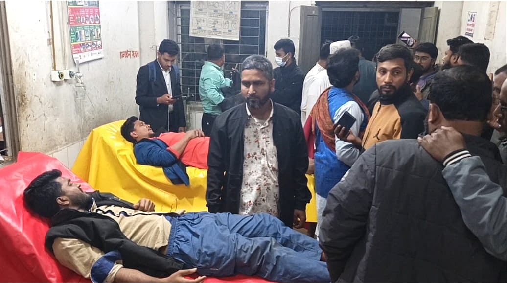 লক্ষ্মীপুরে বিএনপি ও জামায়াতের কর্মীদের মধ্যে সংঘর্ষে আহত কয়েকজনকে স্থানীয় হাসপাতালে আনা হয়। আজ রাতে তোলা