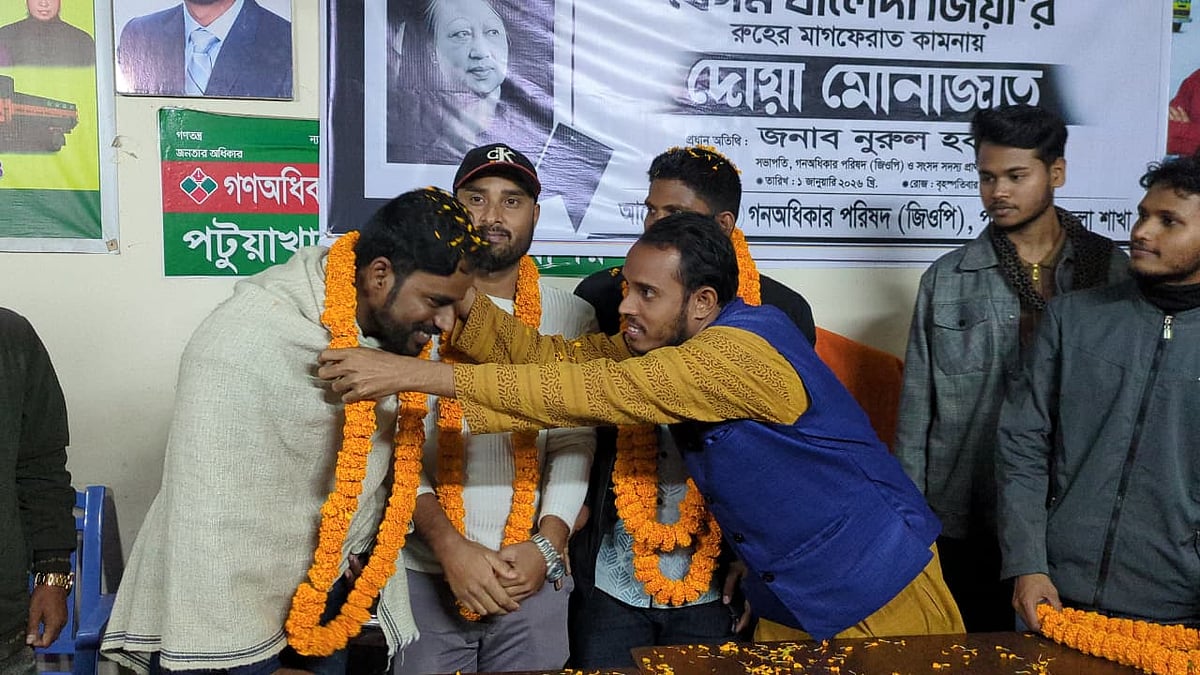 এনসিপি নেতা-কর্মীদের ফুল দিয়ে শুভেচ্ছা জানিয়েছে ছাত্র অধিকার পরিষদ। গতকাল বুধবার রাতে