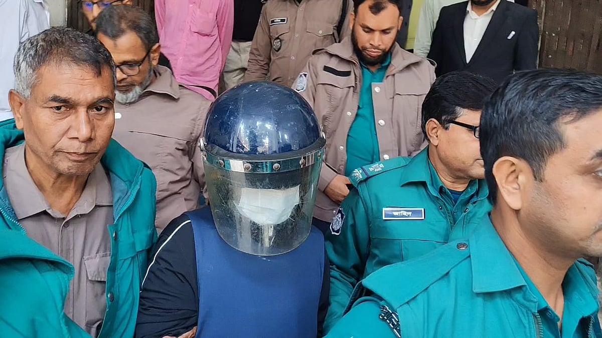 রিমান্ড আবেদনের শুনানি শেষে পিএসসির সাবেক গাড়িচালক সৈয়দ আবেদ আলীকে ঢাকার আদালত থেকে নিয়ে যাচ্ছে পুলিশ