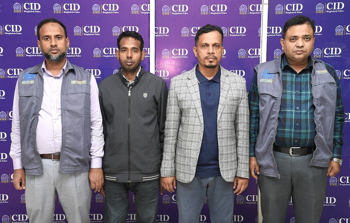 নির্বাচন কমিশনের ডাটা এন্ট্রি অপারেটর (আউটসোর্সিং) মো. আলামিন ও মুন্সিগঞ্জের গজারিয়া নির্বাচন অফিসের অফিস সহকারী কাম কম্পিউটার অপারেটর মো. হাবীবুল্লাহকে গ্রেপ্তার করে সিআইডি