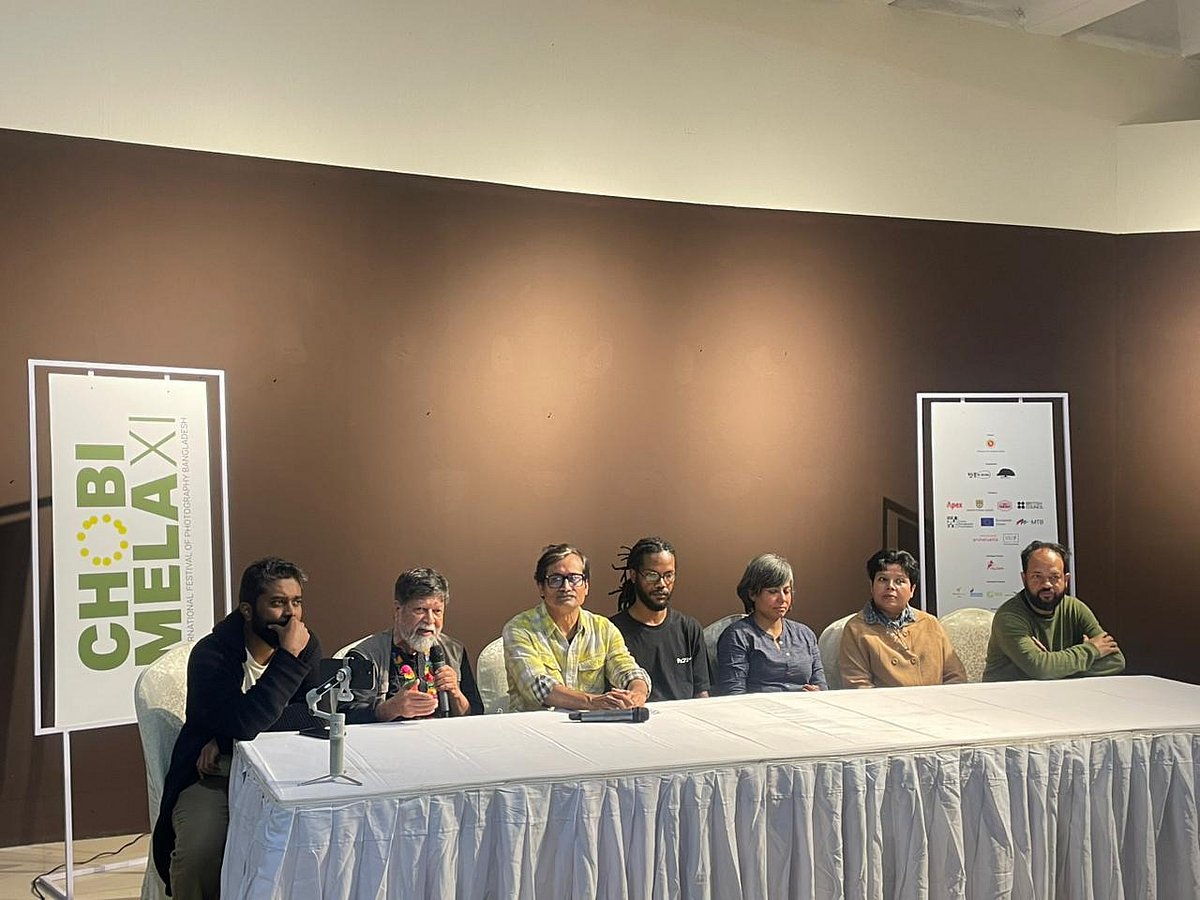 ছবি মেলার উদ্বোধনের আগের দিন সংবাদ সম্মেলনে কথা বলছেন উৎসবের প্রতিষ্ঠাতা ও প্রধান উপদেষ্টা শহিদুল আলম। আজ বিকেলে রাজধানীর সেগুনবাগিচায় বাংলাদেশ শিল্পকলা একাডেমিতে