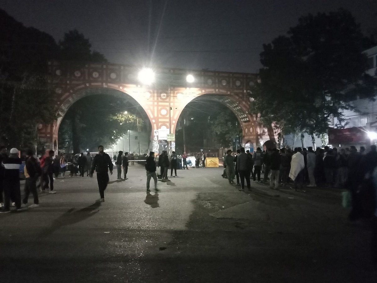 ঢাকা বিশ্ববিদ্যালয়ের বাস ভাঙচুরের প্রতিবাদে সন্ধ্যায় নীলক্ষেত মোড় অবরোধ করেন শিক্ষার্থীরা। ১৫ জানুয়ারি ২০২৬