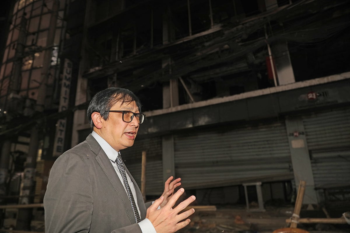 বাংলাদেশে সিঙ্গাপুরের ভারপ্রাপ্ত রাষ্ট্রদূত (চার্জ দ্য অ্যাফেয়ার্স-সিডিএ) মিচেল লি সন্ত্রাসী হামলায় পুড়ে যাওয়া প্রথম আলোর কার্যালয় পরিদর্শন করেন। আজ বৃহস্পতিবার বিকেলে রাজধানীর কারওয়ান বাজারে