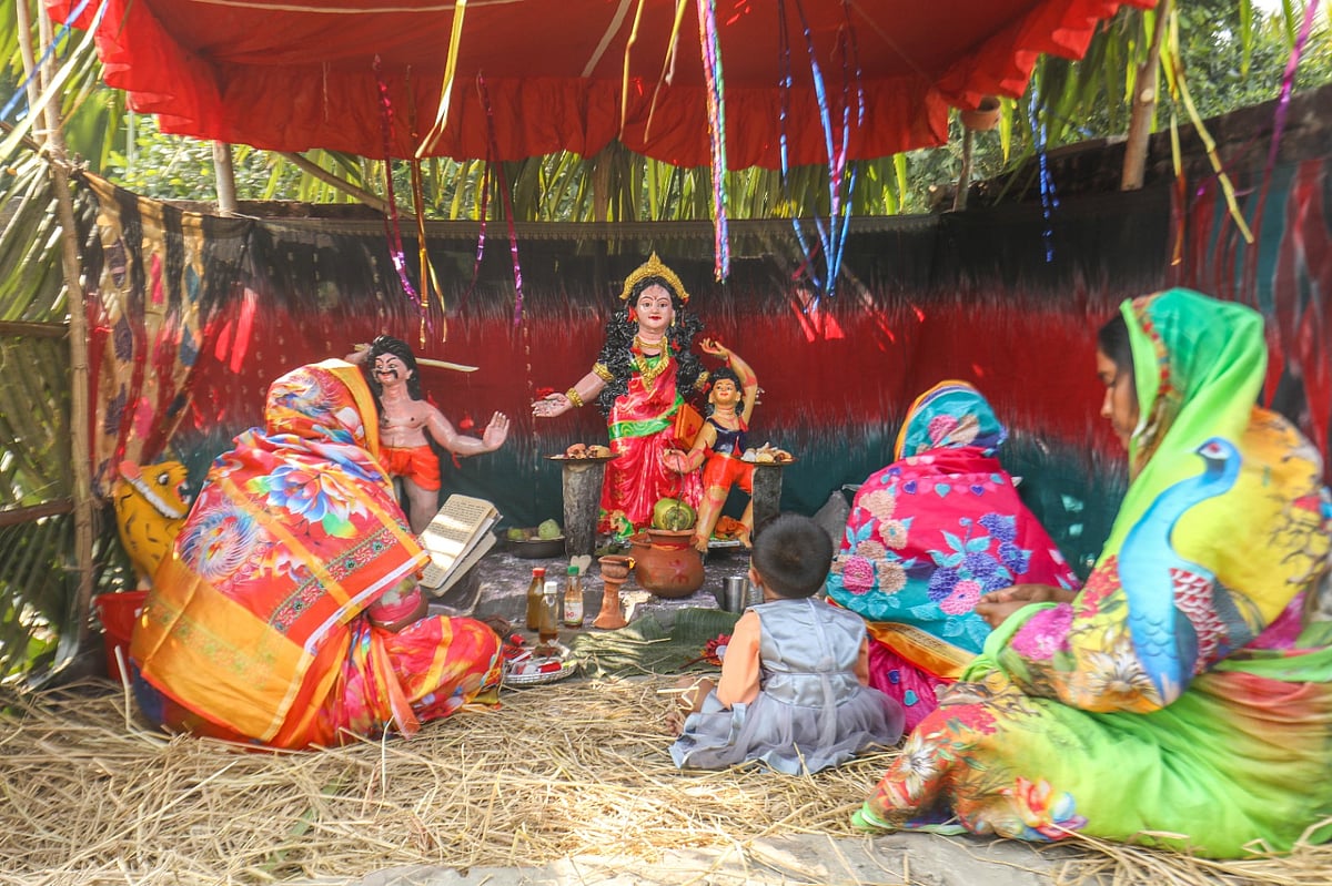 বনবিবির মন্দিরে চলছে পুঁথি পাঠ ও প্রার্থনা। বৃহস্পতিবার দুপুরে খুলনার কয়রা উপজেলার চরামুখা গ্রামে