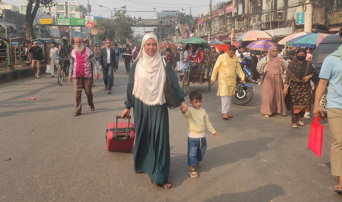 লামিয়া তিন বছরের সন্তানকে নিয়ে বাবার বাড়ি লালবাগে যাচ্ছিলেন। ধানমন্ডি ২৭ নম্বর থেকে হেঁটে বেলা আড়াইটায় সায়েন্স ল্যাব মোড় পেরিয়ে টিচার্স ট্রেনিং কলেজের সামনে পৌঁছাতে পেরেছিলেন। ১৫ জানুয়ারি