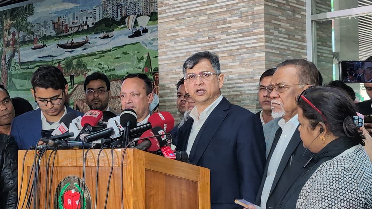 সাংবাদিকদের সঙ্গে কথা বলছেন বিএনপির স্থায়ী কমিটির সদস্য সালাহউদ্দিন আহমদ। আজ বৃহস্পতিবার দুপুরে রাজধানীর আগারগাঁওয়ে নির্বাচন ভবনে