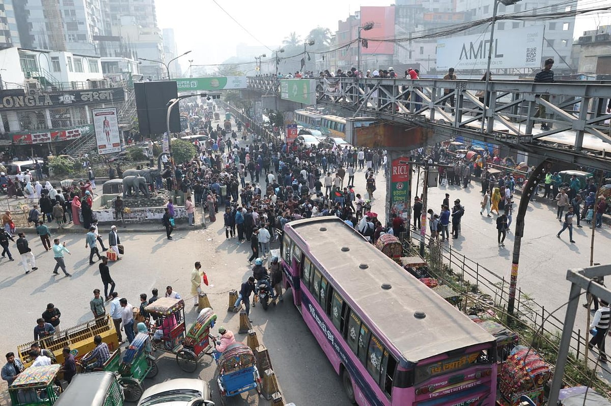 দুপুর ১২টা ৪০ মিনিটে সায়েন্স ল্যাব মোড় অবরোধ করেছিলেন শিক্ষার্থীরা