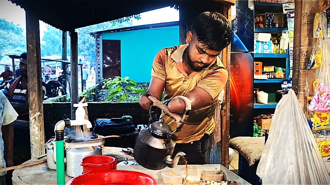 দুই কনুইয়ের সাহায্যে চায়ের দোকান চালিয়ে যাচ্ছেন জামালপুরের মাদারগঞ্জ উপজেলার তরুণ মেহেরাব হোসাইন। সম্প্রতি উপজেলার জোড়খালী বাজারে