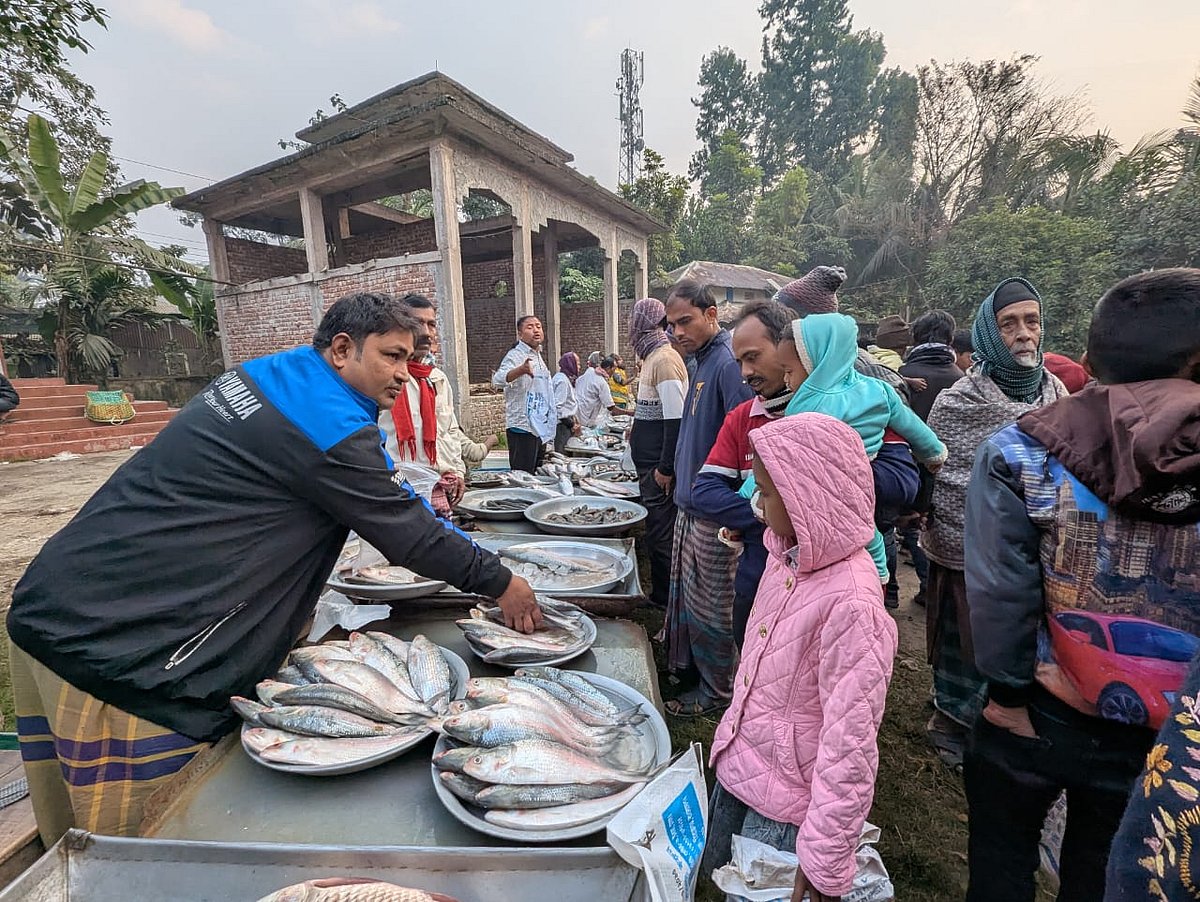 জোড়া ইলিশ কিনতে মেলায় এসেছে এলাকার মানুষ। আজ বৃহস্পতিবার
