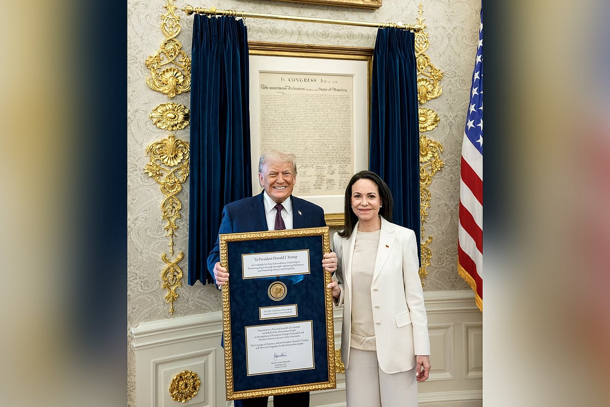 হোয়াইট হাউসের ওভাল অফিসে মার্কিন প্রেসিডেন্ট ডোনাল্ড ট্রাম্পের সঙ্গে ভেনেজুয়েলার বিরোধী নেতা মারিয়া কোরিনা মাচাদো। এই সাক্ষাতে তিনি তাঁর শান্তির নোবেল পুরস্কারের পদক ট্রাম্পকে দেন। ওয়াশিংটন ডিসি, যুক্তরাষ্ট্র, ১৫ জানুয়ারি ২০২৬