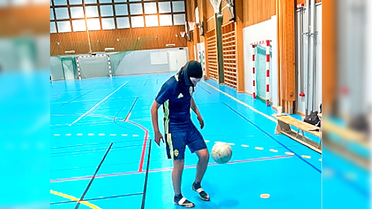 ফুটবল নিয়ে জাগলিং করছেন ড্যানিয়েল ইয়াকব