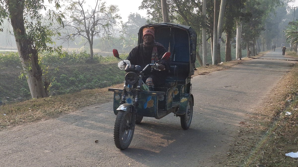 রাজশাহীতে আজ শুক্রবার সর্বনিম্ন তাপমাত্রা ১০ দশমিক ৫ ডিগ্রি সেলসিয়াস। রোদ থাকলেও আছে ঠান্ডা বাতাসের তীব্রতা। নগরের চৌদ্দপাই এলাকায়