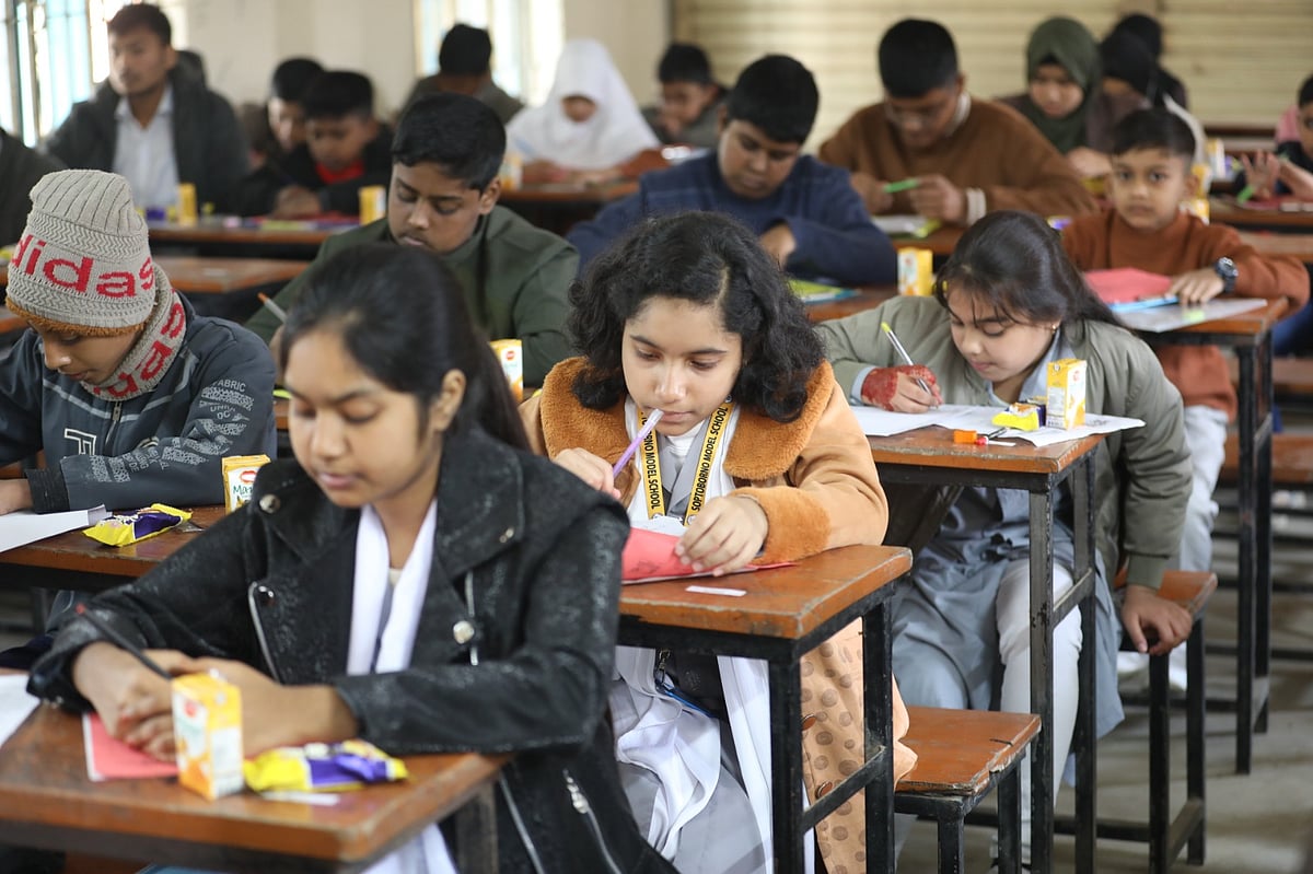 সিরাজগঞ্জ আঞ্চলিক গণিত উৎসবে গণিত পরীক্ষায় অংশগ্রহণ করেন শিক্ষার্থীরা। আজ শুক্রবার সকালে সিরাজগঞ্জ কালেক্টরেট স্কুল অ্যান্ড কলেজে