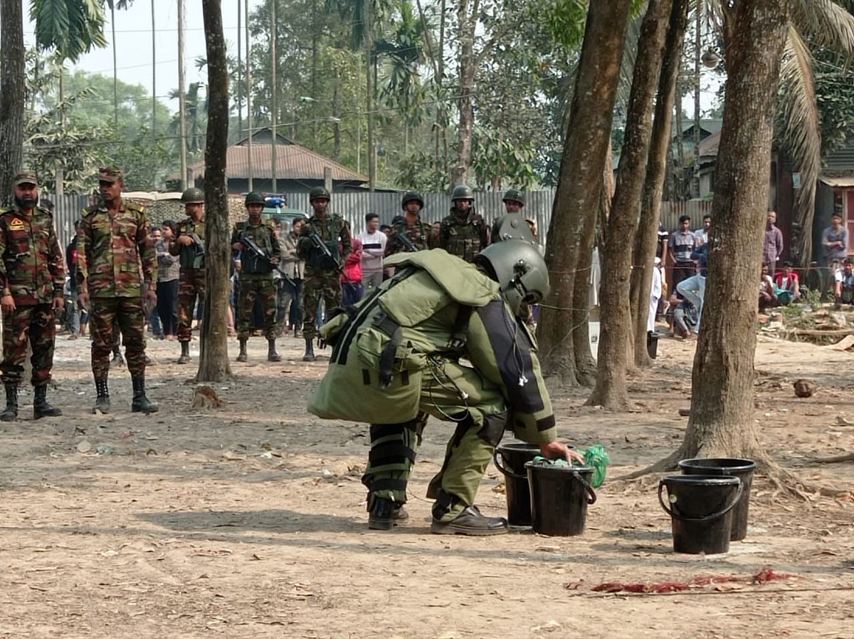 গাজীপুরের শ্রীপুর উপজেলার একটি পুকুর থেকে উদ্ধার বস্তুগুলো পরীক্ষা-নিরীক্ষা করছে আইনশৃঙ্খলা রক্ষাকারী বাহিনী। আজ দুপুরে উপজেলার মাওনা এলাকায় পিয়ার আলী কলেজে