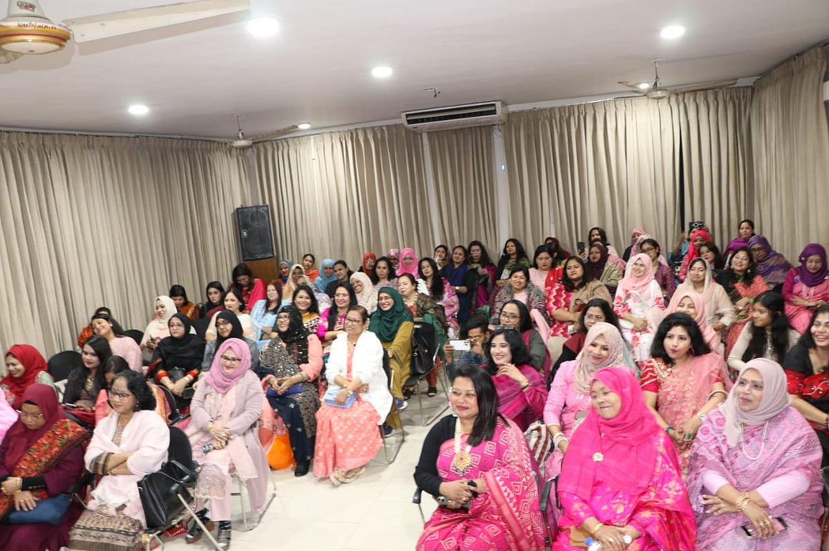 মন জানালার আড্ডায় অংশ নেওয়া নারীরা। গতকাল রাজধানীর বাংলামোটরে বিশ্বসাহিত্য কেন্দ্রে