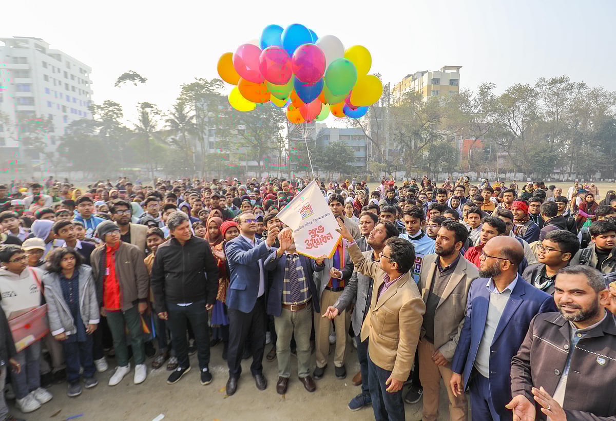 আজ শুক্রবার সকালে শীত উপেক্ষা করে শুরু হয় আঞ্চলিক ‘ডাচ্-বাংলা ব্যাংক-প্রথম আলো খুলনার গণিত উৎসব’। সকাল নয়টার পর খুলনা জিলা স্কুলে