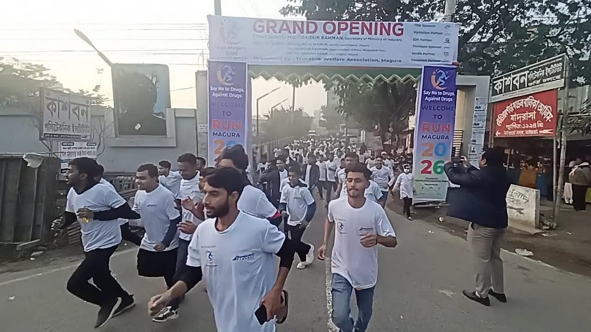 হাফ ম্যারাথনে অংশ নেয় বিভিন্ন বয়সী তিন শতাধিক মানুষ। আজ সকালে মাগুরা জেলা স্টেডিয়াম চত্বরে