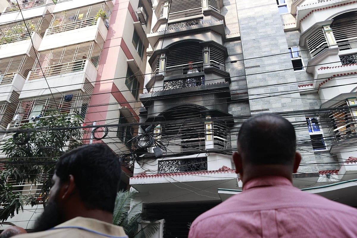 রাজধানীর উত্তরার এই বাড়িতে অগ্নিকাণ্ডের ঘটনা ঘটেছে। আজ শুক্রবার দুপুরের দিকে