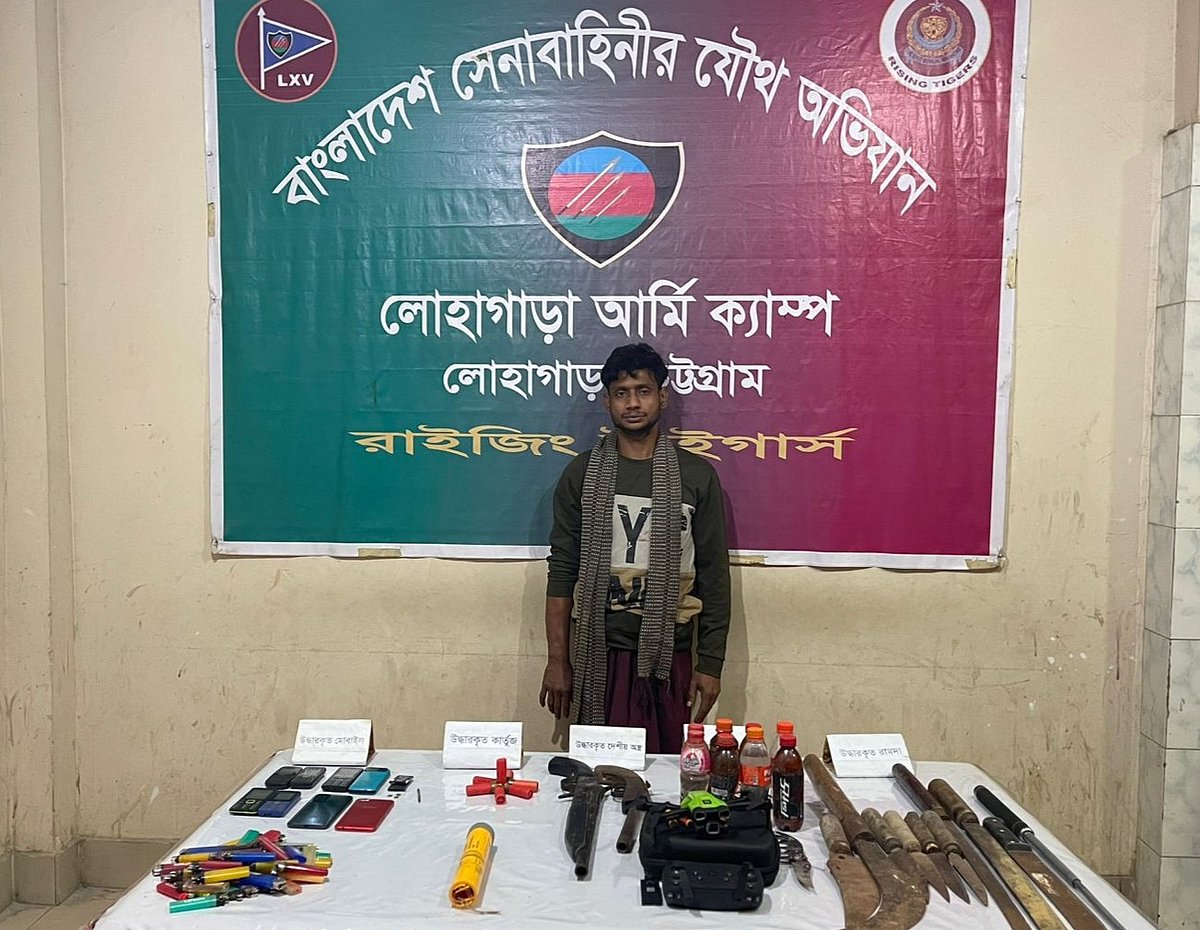 থানা থেকে লুট হওয়া গুলিসহ আটক যুবক।  গতকাল সন্ধ্যায় চট্টগ্রামের লোহাগাড়ায়