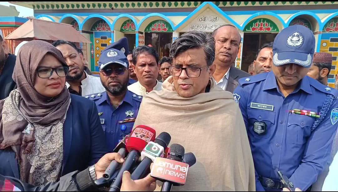 সাংবাদিকদের সঙ্গে কথা বলছেন অন্তর্বর্তী সরকারের প্রধান উপদেষ্টার প্রেস সচিব শফিকুল আলম। আজ শুক্রবার দুপুরে ব্রাহ্মণবাড়িয়ার আখাউড়া উপজেলার শাহ সৈয়দ আহমদ গেছুদারাজ (রহ.)-এর মাজার প্রাঙ্গণে