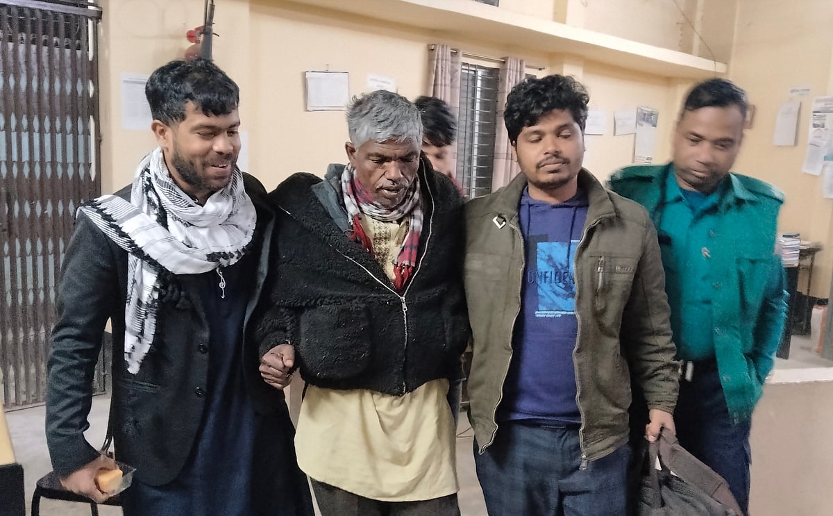 গাইবান্ধা-৩ আসনের স্বতন্ত্র সংসদ সদস্য প্রার্থী আজিজার রহমান। আজ শুক্রবার সন্ধ্যায় রংপুরের তাজহাট থানায়