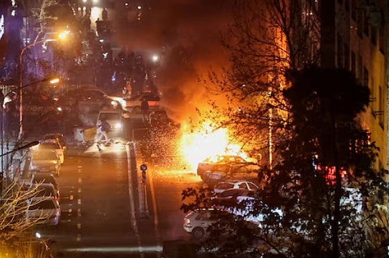 তেহরানে বিক্ষোভ চলার সময় গাড়িতে আগুন ধরিয়ে দেওয়া হয়