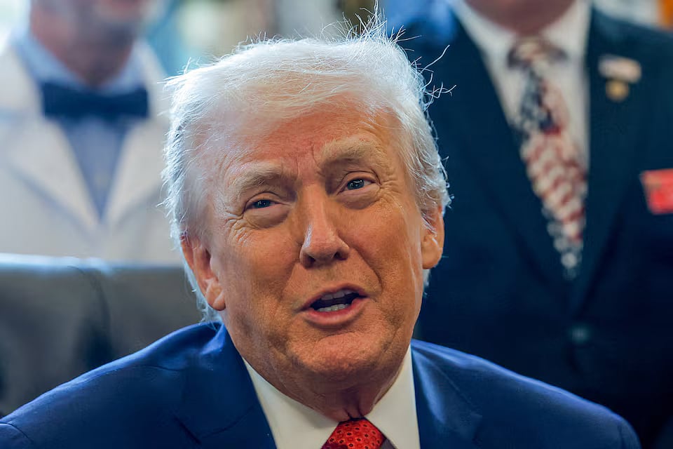 হোয়াইট হাউসের ওভাল অফিসে এক অনুষ্ঠানে মার্কিন প্রেসিডেন্ট ডোনাল্ড ট্রাম্প। ১৮ ডিসেম্বর ২০২৫